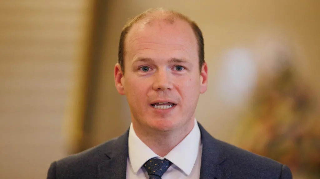 Assembly votes no confidence in communities minister