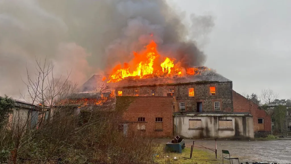 Asbestos warning issued after major fire at abandoned building