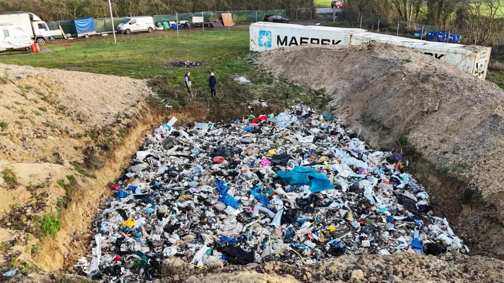 Three arrested for operating an illegal tip near a national park