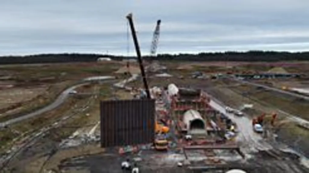 Time-lapse footage shows installation of 20-tonne reservoir wall in three days