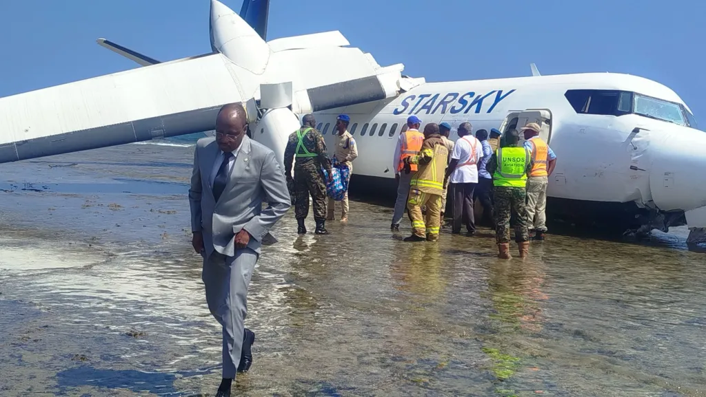 Pilot hailed as a hero after making an emergency landing on a Somali beach