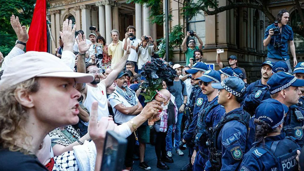 Protesters pepper sprayed by police during Israeli president's Sydney visit