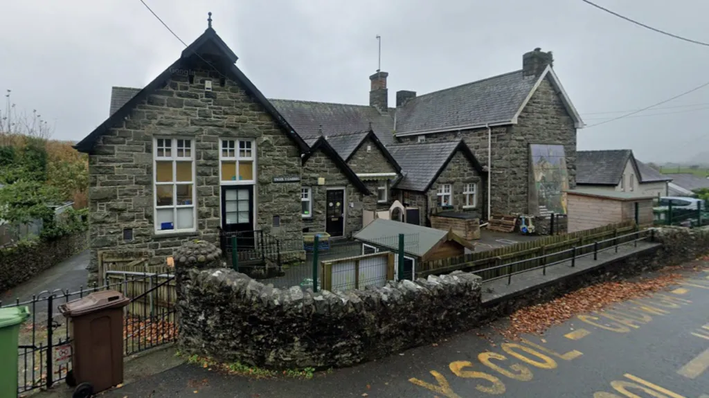 Gwynedd council proceeds with plan to close two-school campus